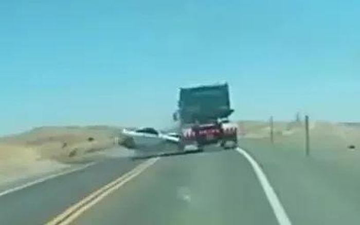 Chiếc Acura lao qua vạch kẻ đôi màu vàng và đâm vào xe tải. (Nguồn: Cảnh sát giao thông California - Văn phòng khu vực Coalinga)