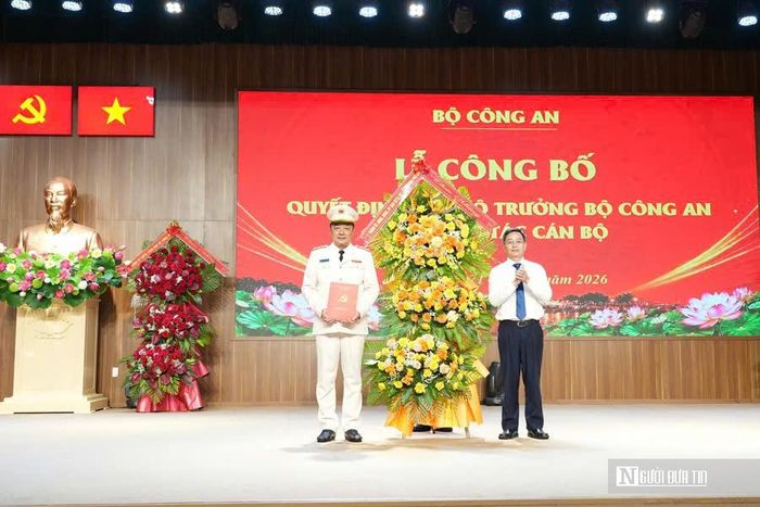 Đồng chí Nguyễn Đình Trung, Bí thư Thành uỷ Huế trao Quyết định của Ban thường vụ Thành ủy về việc chỉ định Đại tá Nguyễn Đình Dương tham gia Ban Chấp hành, Ban Thường vụ và giữ chức Bí thư Đảng ủy Công an Tp.Huế.