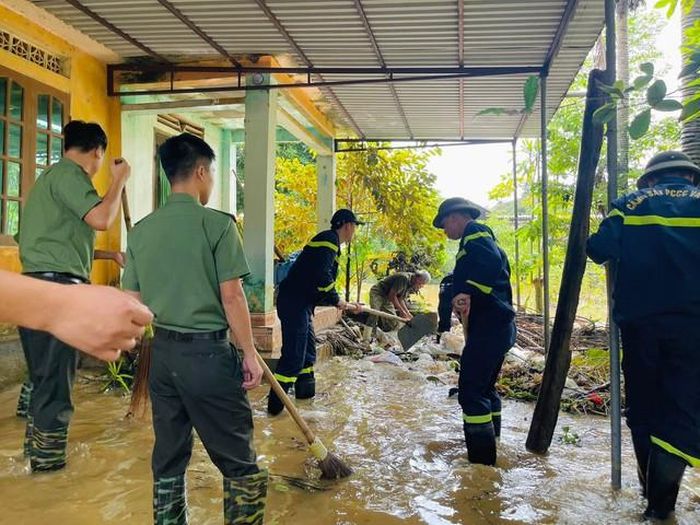 Công an xã Xuân Lập giúp dân khắc phục hậu quả mưa lũ. (Ảnh: CTV)