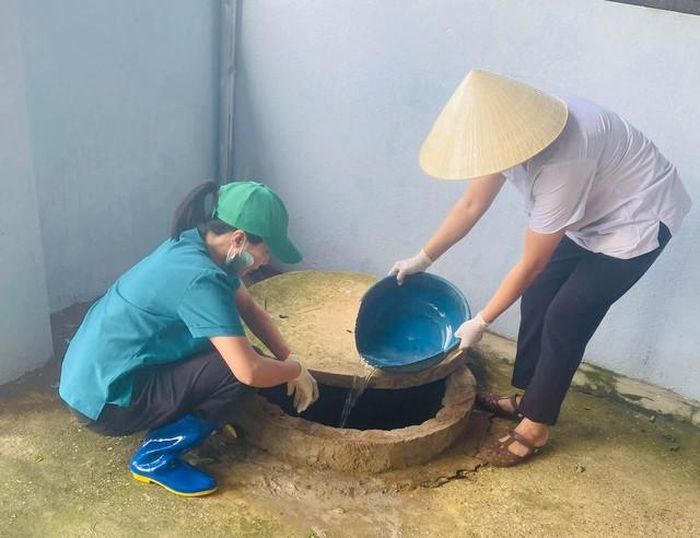 Nhân viên y tế xã Vân Du xử lý giếng nước bị ô nhiễm sau lũ. (Ảnh: CTV)