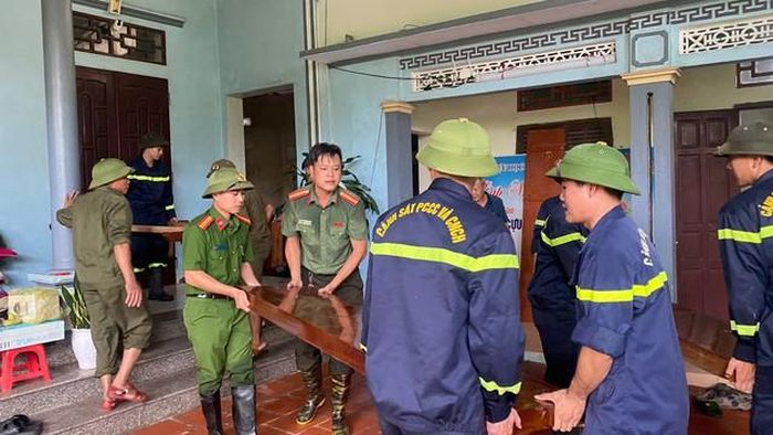 Lực lượng công an hỗ trợ người dân dọn dẹp, vệ sinh nhà cửa sau lũ. (Ảnh: CTV)