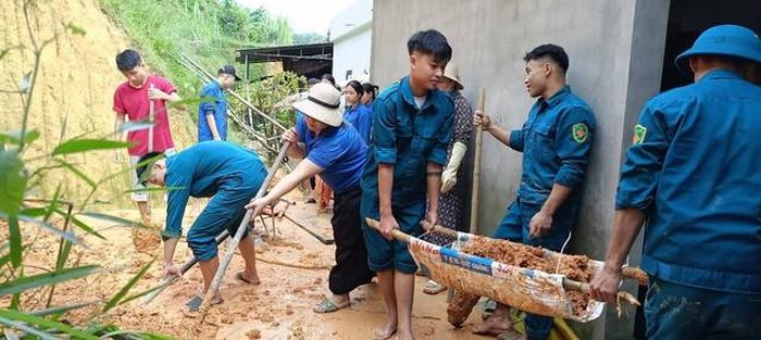 Thanh niên hỗ trợ người dân khắc phục hậu quả tại xã Xuân Chinh (Ảnh: CTV)