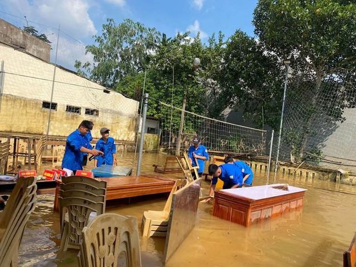 Đoàn viên thanh niên quét dọn vệ sinh trường học sau lũ. (Ảnh: CTV)