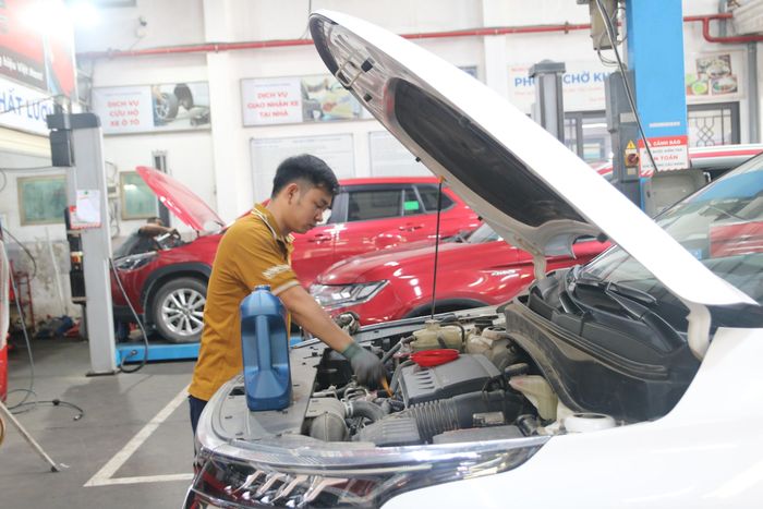 Theo các thợ sửa xe chuyên nghiệp, xe đang đi qua vùng ngập, nước có thể tràn vào đường nạp khí và bị hút vào buồng đốt. Khi đó, có thể gây hiện tượng thủy kích, làm cong hoặc gãy tay biên, hư hỏng pít-tông, nghiêm trọng hơn có thể khiến động cơ hư hỏng nặng.