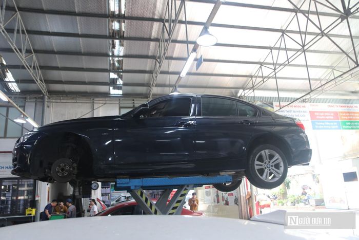 Theo các chủ gara, đối với những xe may mắn không bị hỏng máy mà chỉ bị ngập nước, thời gian tháo dỡ, sấy khô nội thất và kiểm tra hệ thống điện sẽ mất từ 1 - 3 ngày với chi phí dao động khoảng 1 - 5 triệu đồng.