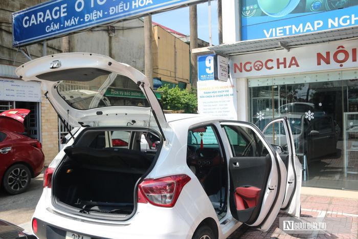 Đặc biệt, nếu xe đã chết máy sau khi đi vào vùng ngập, tài xế không nên cố khởi động lại động cơ. Việc này có thể khiến nước tiếp tục bị hút vào buồng đốt và làm tăng nguy cơ hư hỏng nghiêm trọng.