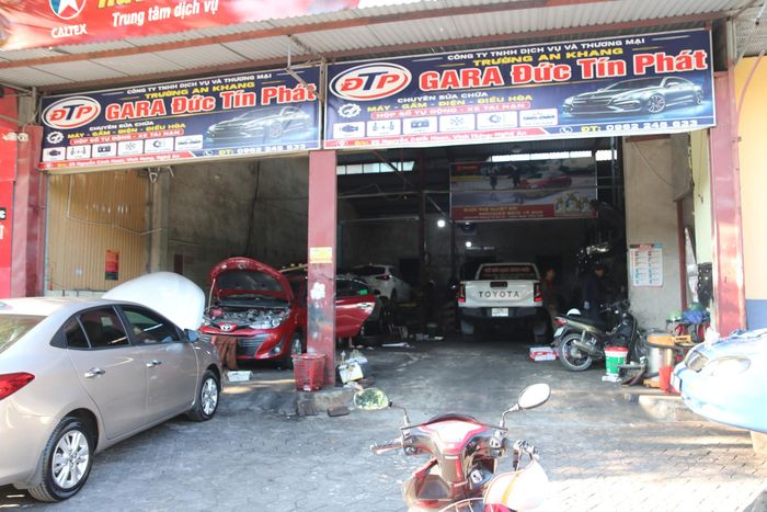 Ghi nhận tại gara Đức Tín Phát trên đường Nguyễn Cảnh Hoan, phường Vinh Hưng, tình trạng quá tải cũng diễn ra tương tự. Xưởng sửa chữa này đã phải tăng ca, tăng giờ làm việc xuyên đêm mới kịp tiến độ trả xe cho khách hàng. 
