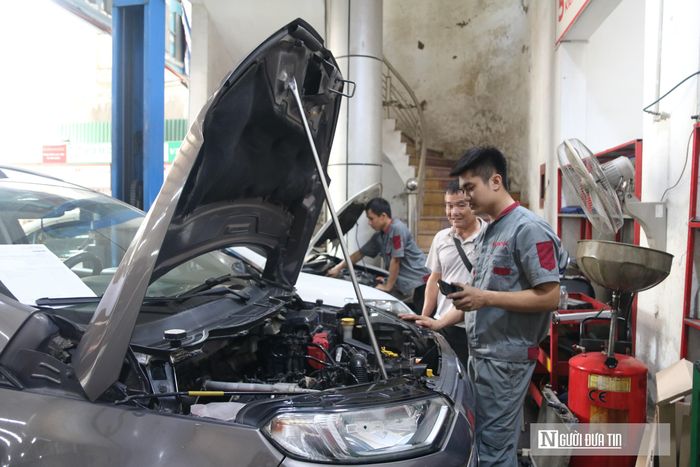 Đại diện gara Ngọc Hà, đường Mai Hắc Đế, phường Vinh Hưng cũng cho biết, tính từ chiều 19 đến ngày 21/9, lượng khách hàng đưa phương tiện bị ngập nước đến sửa chữa tại cơ sở ghi nhận mức tăng cao. Do số lượng xe cần xử lý lớn dẫn đến tình trạng quá tải, cơ sở đã phải chủ động hẹn lịch sang những ngày tiếp theo đối với nhiều trường hợp để đảm bảo tiến độ phục vụ.