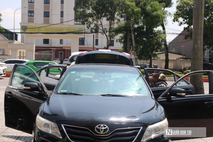 Mùa mưa bão vẫn đang diễn biến phức tạp, đồng nghĩa với việc nguy cơ ngập lụt trên các tuyến đường tại TP. Vinh có thể tái diễn bất cứ lúc nào. Giữa bối cảnh các gara sửa chữa đang quá tải trầm trọng như hiện nay, việc trang bị kiến thức của người dân vô cùng quan trọng. Và sự bình tĩnh là chìa khóa để bảo vệ tài sản hiệu quả nhất. Nếu gặp trường hợp ngập lụt, chủ xe hãy tuân thủ nghiêm ngặt các hướng dẫn an toàn của thợ chuyên nghiệp: tắt máy, giữ nguyên hiện trạng và kiên nhẫn chờ cứu hộ.