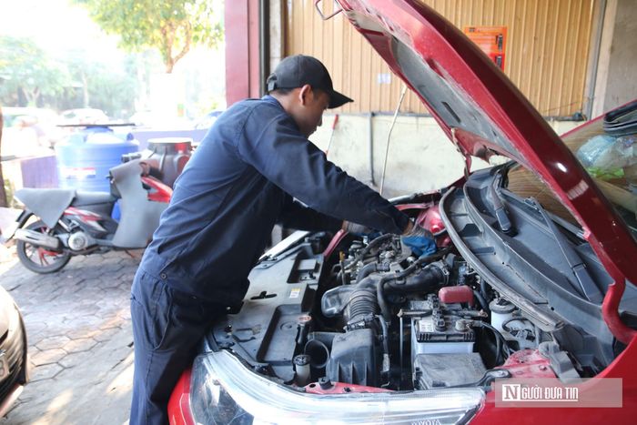 Tại đây, anh Nguyễn Văn Sang - thợ sửa xe lâu năm - tiếp tục đưa ra khuyến cáo: "Nếu xe đã bị ngập nước, người dân tuyệt đối không được nổ máy. Một cú bấm đề lúc này có thể lấy đi hàng chục triệu đồng, thậm chí nhiều hơn, đồng thời kéo dài thời gian sửa chữa lên gấp nhiều lần". 