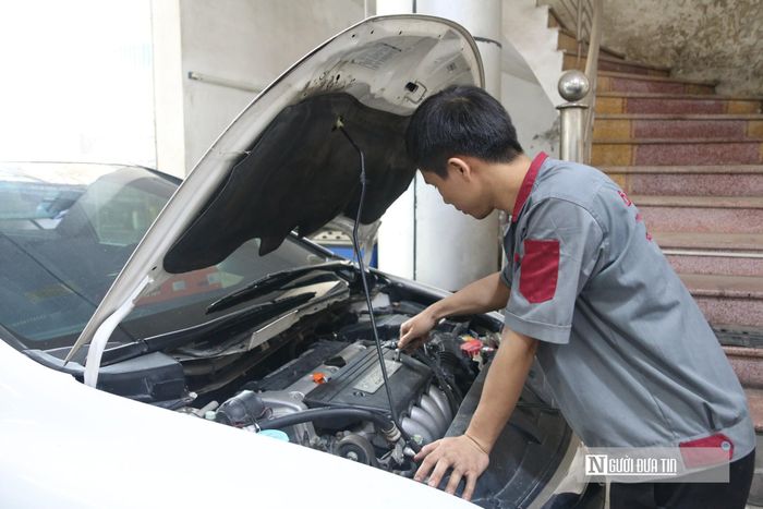 Các chuyên gia kỹ thuật và thợ sửa xe lâu năm đã đưa ra hàng loạt khuyến cáo quan trọng dành cho người dân nhằm giảm thiểu thiệt hại. Theo anh Thái Bá Minh, kỹ thuật viên có hơn 15 năm kinh nghiệm tại gara Ngọc Hà, người điều khiển phương tiện không nên di chuyển qua những vùng ngập sâu mà nên tìm hướng đi khác. Việc cố gắng đi qua các khu vực này dễ khiến nước tràn vào sàn xe gây hư hỏng nội thất, hoặc dẫn đến tình trạng thủy kích làm dừng hoạt động động cơ và phát sinh chi phí sửa chữa lớn.