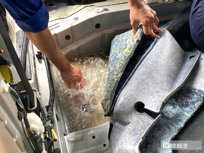 Theo ghi nhận, phần lớn ô tô được đưa đến các gara đều bị ngập nội thất và sàn. Tình trạng nước tràn vào khoang máy, sàn xe và nội thất đã khiến hệ thống vận hành của xe bị ảnh hưởng. 