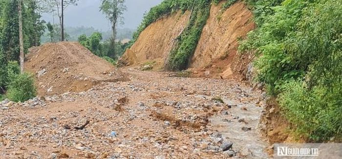 Không chỉ ảnh hưởng đến việc đi lại, tuyến đường bị chia cắt còn gây trở ngại cho hoạt động giao thương và tiếp cận các dịch vụ thiết yếu của người dân xã Trường Sơn.