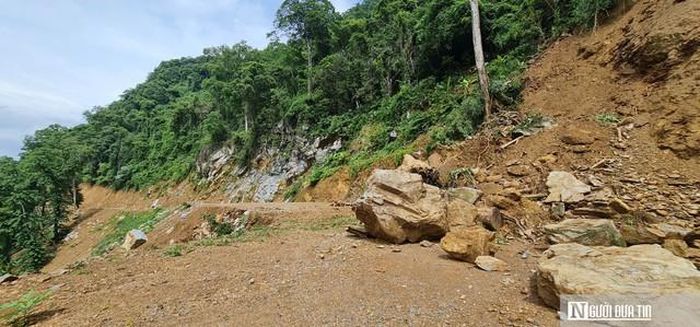 Đất đá sạt lở, chắn ngang đường.