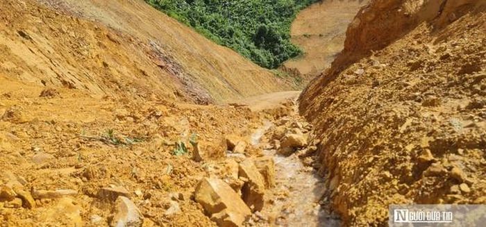 Sau đợt mưa lũ vừa qua, tuyến đường bị sạt lở, hư hỏng nặng.