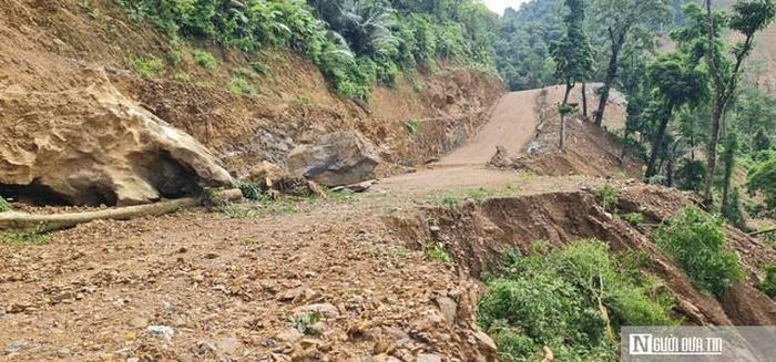 Tuyến đường bị hư hỏng khiến người dân không khỏi lo lắng, xót xa.