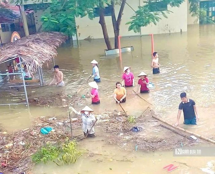 Giáo viên, phụ huynh Trường mầm non Thành Vinh dọn dẹp vệ sinh sau lũ chuẩn bị đón trẻ.