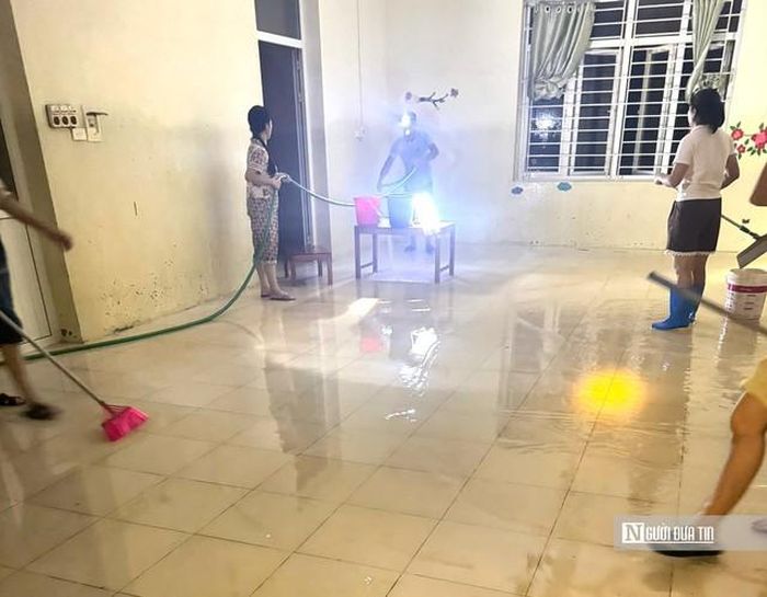 Tối thứ 6 (ngày 18/9), khi nước rút, giáo viên Trường mần non Thành Vinh ở lại trường dọn dẹp vệ sinh.