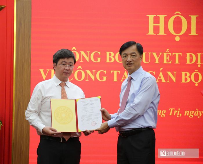 Ủy viên Bộ Chính trị, Bí thư Trung ương Đảng, Trưởng Ban Tổ chức Trung ương Nguyễn Duy Ngọc trao quyết định của Bộ Chính trị về việc điều động, phân công, chỉ định ông Bùi Hoàng Phương giữ chức Phó Bí thư Tỉnh ủy Quảng Trị.