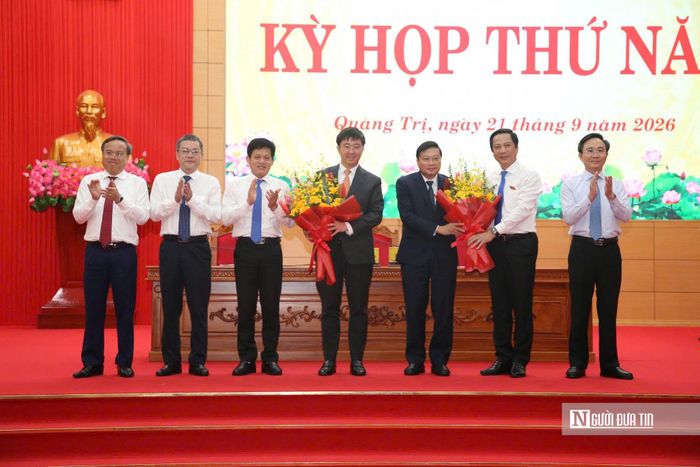 Lãnh đạo UBND tỉnh Quảng Trị tặng hoa chúc mừng Tân Chủ tịch Bùi Hoàng Phương (thứ 4 từ trái sang).