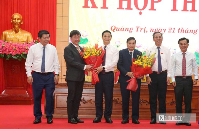 Thường trực Tỉnh ủy Quảng Trị tặng hoa chúc mừng Chủ tịch và nguyên Chủ tịch UBND tỉnh.