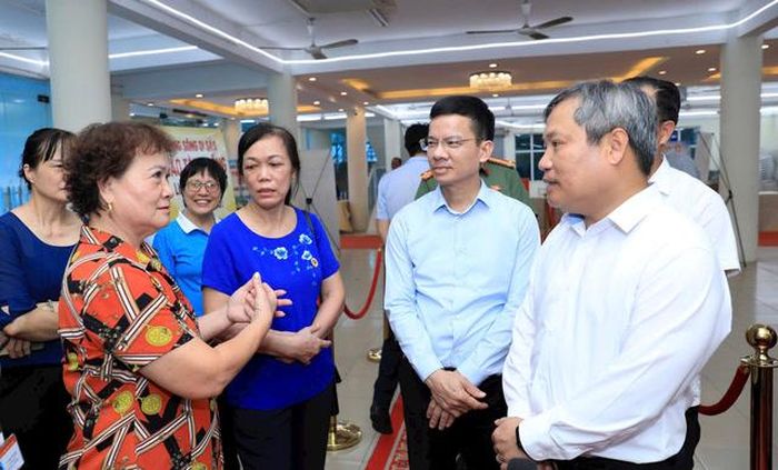 Chủ tịch UBND Thành phố Hà Nội Vũ Đại Thắng kiểm tra công tác lấy ý kiến đối với quy hoạch phân khu đô thị sông Hồng (Ảnh: Viết Thành).