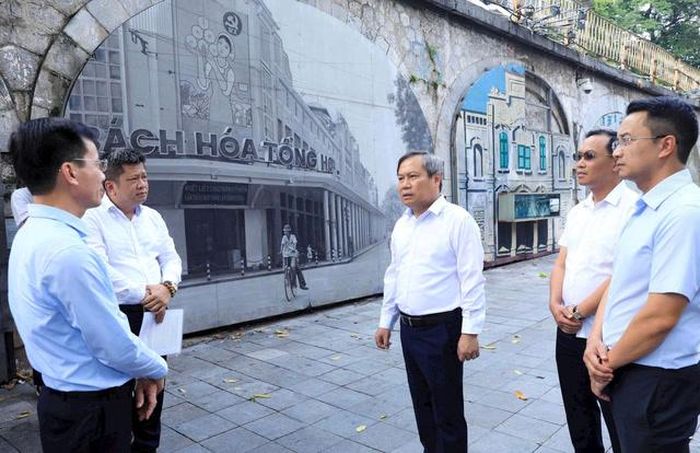 Chủ tịch UBND Thành phố Vũ Đại Thắng yêu cầu các đơn vị khẩn trương hoàn tất thủ tục, bảo đảm trong tháng 9/2026 hoàn thành việc bàn giao tài sản kết cấu hạ tầng đường sắt để Thành phố tiếp nhận (Ảnh: Viết Thành).