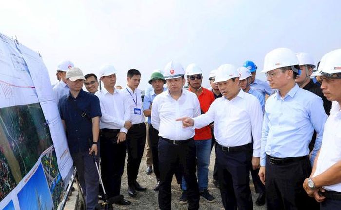 Chủ tịch UBND Thành phố Vũ Đại Thắng yêu cầu các đơn vị, địa phương khi đã có mặt bằng phải khẩn trương đôn đốc, tổ chức thi công (Ảnh: Viết Thành).