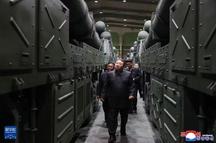 Chủ tịch Kim thị sát kho pháo phản lực cỡ nòng lớn. Ảnh: KCNA.