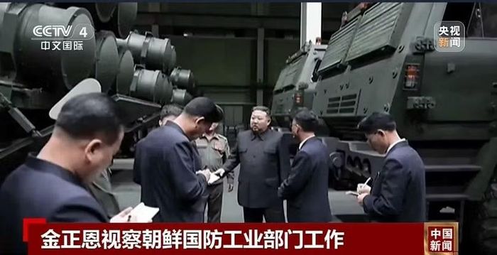 Chủ tịch Kim Jong-un trao đổi với các quan chức quân đội và ngành công nghiệp quốc phòng tại nhà kho chứa pháo phản lực cỡ nòng lớn. Ảnh: CCTV.