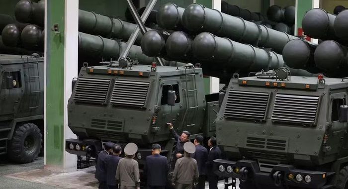 Ông Kim Jong-un thị sát pháo phản lực 600 mm. Ảnh: KCNA.
