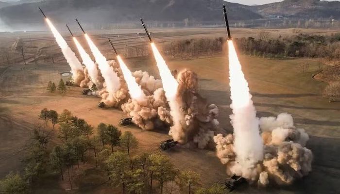 Pháo phản lực KN-25 của Triều Tiên phóng thử. Ảnh: KCNA.