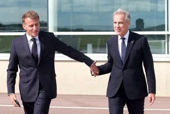 Hai nhà lãnh đạo có những cử chỉ thân mật vượt ra ngoài nghi lễ ngoại giao. Ảnh Reuters.