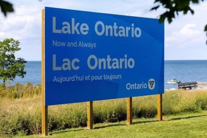 Tấm biển ông Thủ hiến Ontario Doug Ford cho dựng bên cạnh Hồ Ontario, khẳng định chủ quyền sau khi ông Trump ký lệnh đổi tên hồ thành Lake America. Ảnh: HK01.