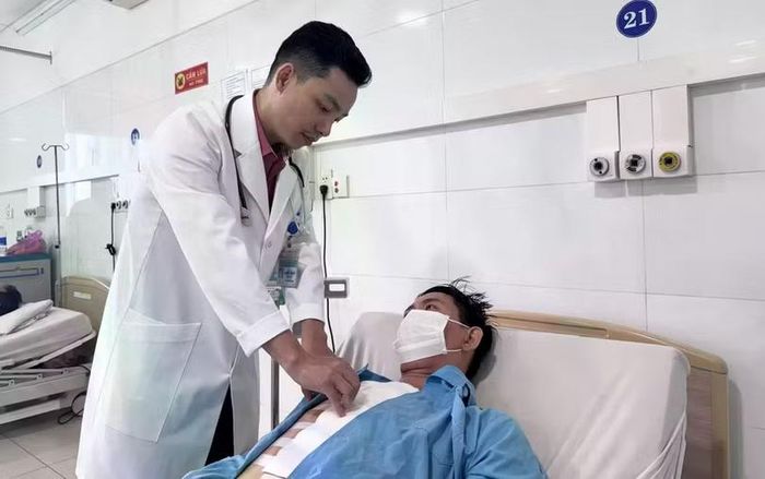 Sau ca phẫu thuật, bệnh nhân A.T đã tỉnh táo, không yếu liệt, huyết động ổn định, tình trạng thiếu máu chân trái không còn. Ảnh ĐQ.