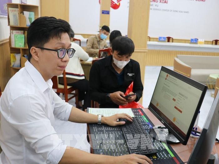 Trung tâm Phục vụ hành chính công phường Đồng Xoài giải quyết thủ tục hành chính cho người dân. Ảnh: K GỬIH - TTXVN