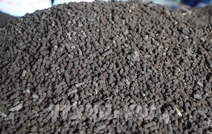 Phân hữu cơ dạng viên nén làm từ rơm mục. Ảnh: Nhựt An - TTXVN