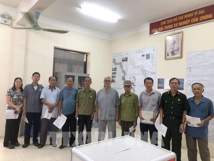 Hội người cao tuổi phường Phú Thượng thực hiện đóng góp ý kiến về điều chỉnh Quy hoạch phân khu đô thị sông Hồng. Ảnh: Hùng Mạnh - TTXVN