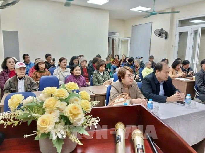 Hội người cao tuổi phường Hai Bà Trưng tổ chức lấy ý kiến về điều chỉnh Quy hoạch phân khu đô thị sông Hồng. Ảnh: Hùng Mạnh - TTXVN