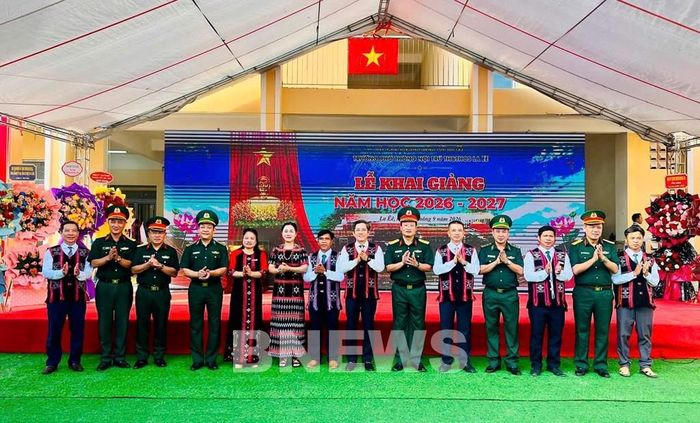 Bộ đội Biên phòng thành phố Đà Nẵng trao tặng quà cho các học sinh khó khăn tại xã biên giới La Êê (thành phố Đà Nẵng). Ảnh: Quốc Dũng - TTXVN