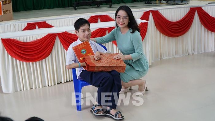 Em Võ Xuân Trãi (lớp 6/4, Trường Trung học cơ sở Lý Thường Kiệt, phường Quảng Phú, thành phố Đà Nẵng) nhận quà từ nhà hảo tâm đồng hành cùng chương trình "Nâng bước em tới trường" do Bộ đội Biên phòng thành phố Đà Nẵng phát động. Ảnh: Quốc Dũng - TTXVN