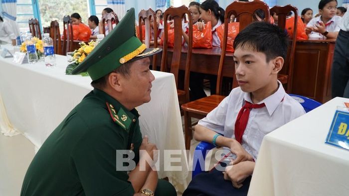 Từ nay, em Võ Xuân Trãi sẽ được các cán bộ, chiến sỹ Đồn Biên phòng Tam Thanh cùng các nhà hảo tâm đồng hành, hỗ trợ viết tiếp ước mơ đến trường. Ảnh: Quốc Dũng - TTXVN