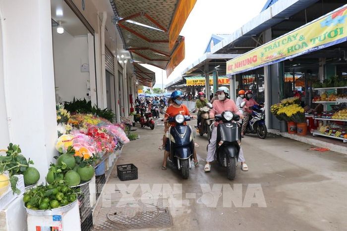Người dân đi chợ Trung tâm xã Bình Đại, tỉnh Vĩnh Long. Ảnh: Thanh Hòa - TTXVN