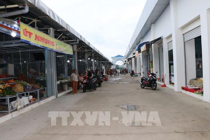 Chợ Trung tâm xã Bình Đại có diện tích khoảng 2.850 m2, được đầu tư hệ thống điện, nước, vệ sinh môi trường và các hạng mục phụ trợ, đáp ứng yêu cầu về phòng cháy, chữa cháy. Ảnh: Thanh Hòa - TTXVN