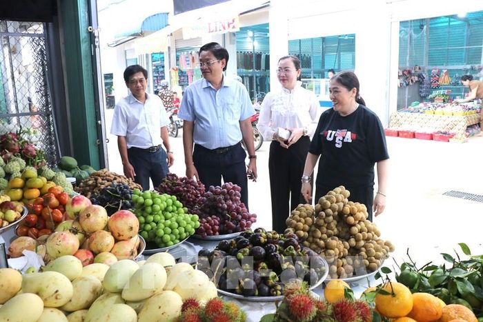 Lãnh đạo Sở Công thương và UBND xã Bình Đại khảo sát điều kiện kinh doanh của tiểu thương tại Chợ Trung tâm xã Bình Đại trong ngày đầu hoạt động. Ảnh: Thanh Hòa - TTXVN