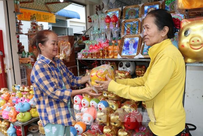 Người dân mua bán tại chợ Trung tâm xã Bình Đại, tỉnh Vĩnh Long. Ảnh: Thanh Hòa - TTXVN