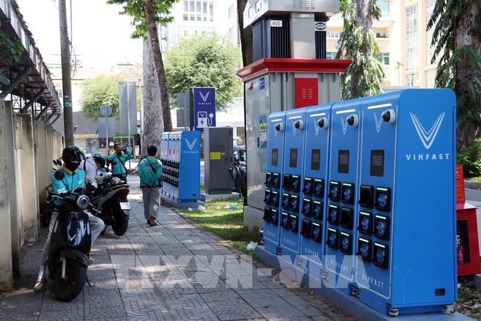 Tủ đổi pin cho xe máy điện trên đường Huyền Trân Công Chúa, khu vực trung tâm TP. Hồ Chí Minh. Ảnh: Tiến Lực - TTXVN