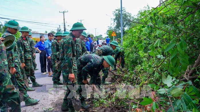Chiến sĩ Ban Chỉ huy Phòng thủ khu vực 2 - Gò Dầu thuộc Bộ Chỉ huy Quân sự tỉnh Tây Ninh chung tay cùng người dân chỉnh trang, xây dựng cảnh quan nông thôn tại xã biên giới Phước Chỉ. Ảnh: Minh Phú – TTXVN