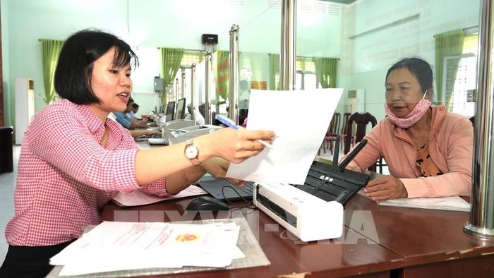 Cán bộ, công chức Trung tâm phục vụ hành chính công xã biên giới Phước Chỉ, tỉnh Tây Ninh hướng dẫn người dân thực hiện thủ tục hành chính ở cấp xã. Ảnh: Minh Phú - TTXVN