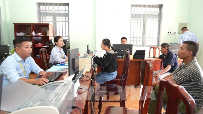 Người dân đến làm thủ tục hành chính tại Trung tâm phục vụ hành chính công xã biên giới Ninh Điền, tỉnh Tây Ninh. Ảnh: Minh Phú – TTXVN phát